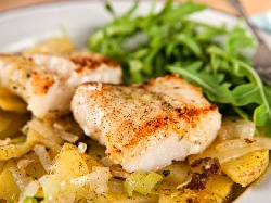 Печена бяла риба (хек или мерлуза) с майонеза и картофи на фурна - снимка на рецептата